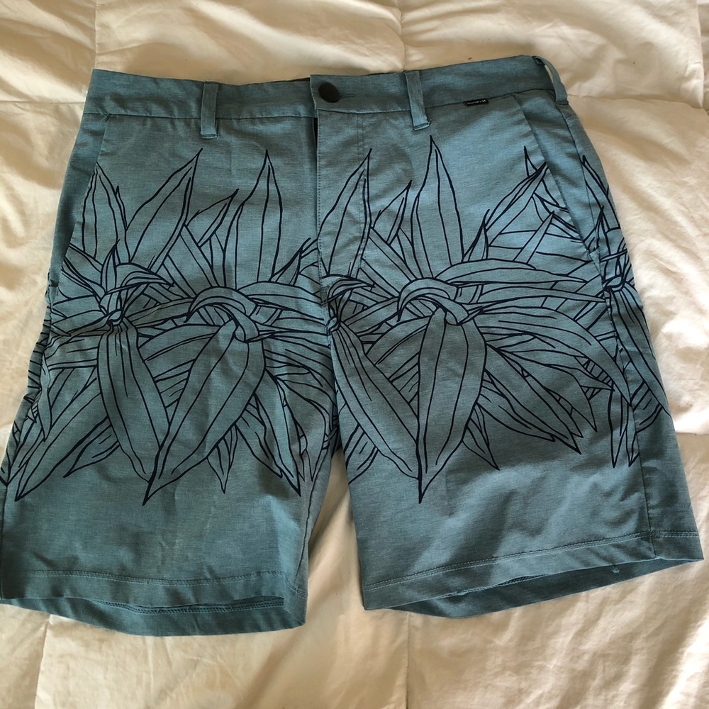 SOLD 🌺 Hurley shorts 🩳